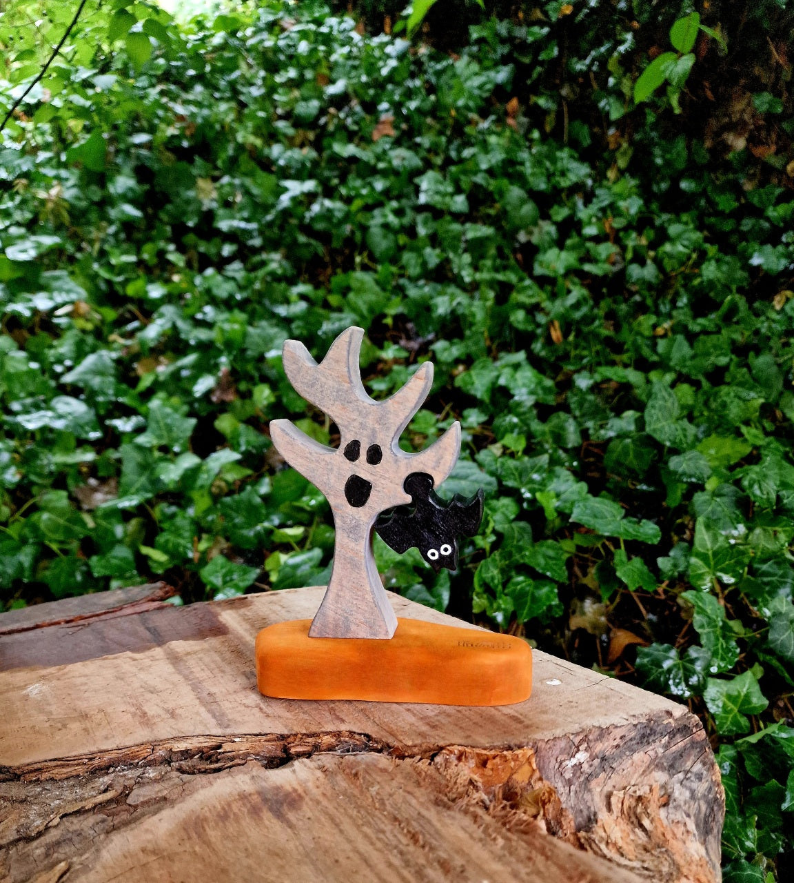 Halloweenbaum mit Fledermaus