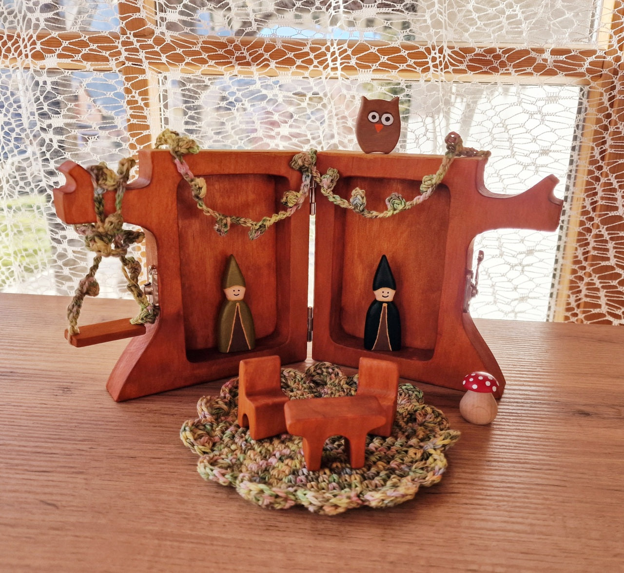 Eine Fantasiewelt mit Wichteln, handgemachte Holzspielsachen
