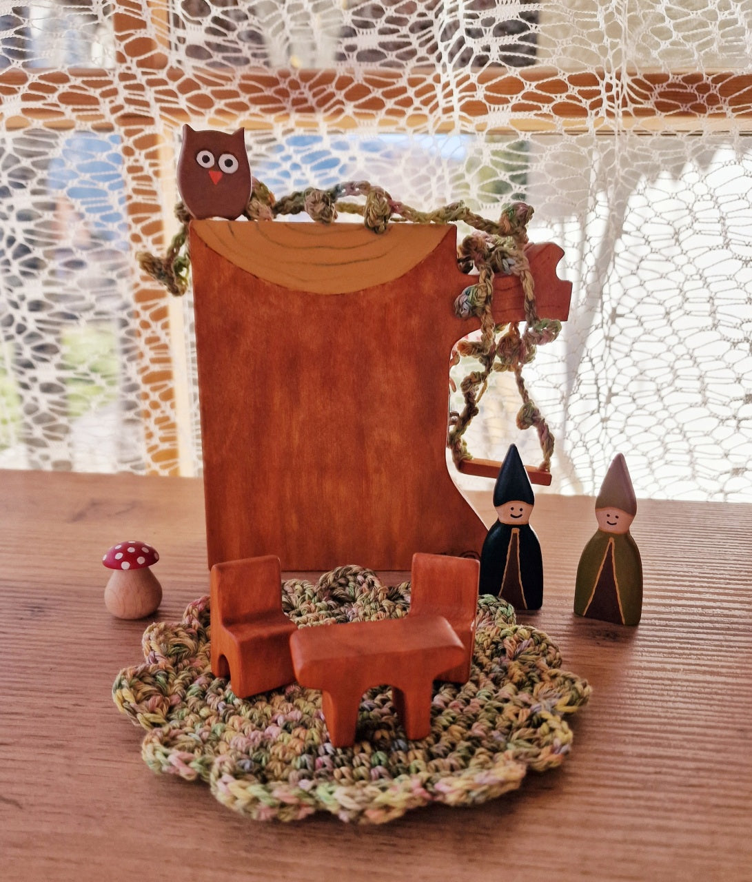 Eine tolle Holzspielzeug Sammlerset, mit Baumstamm, Wichteln und eine Eule