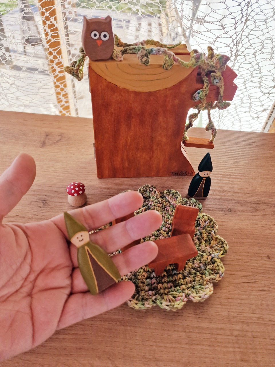 Handgemachtes Holzspielzeug, ein kleiner grüner Wichtel