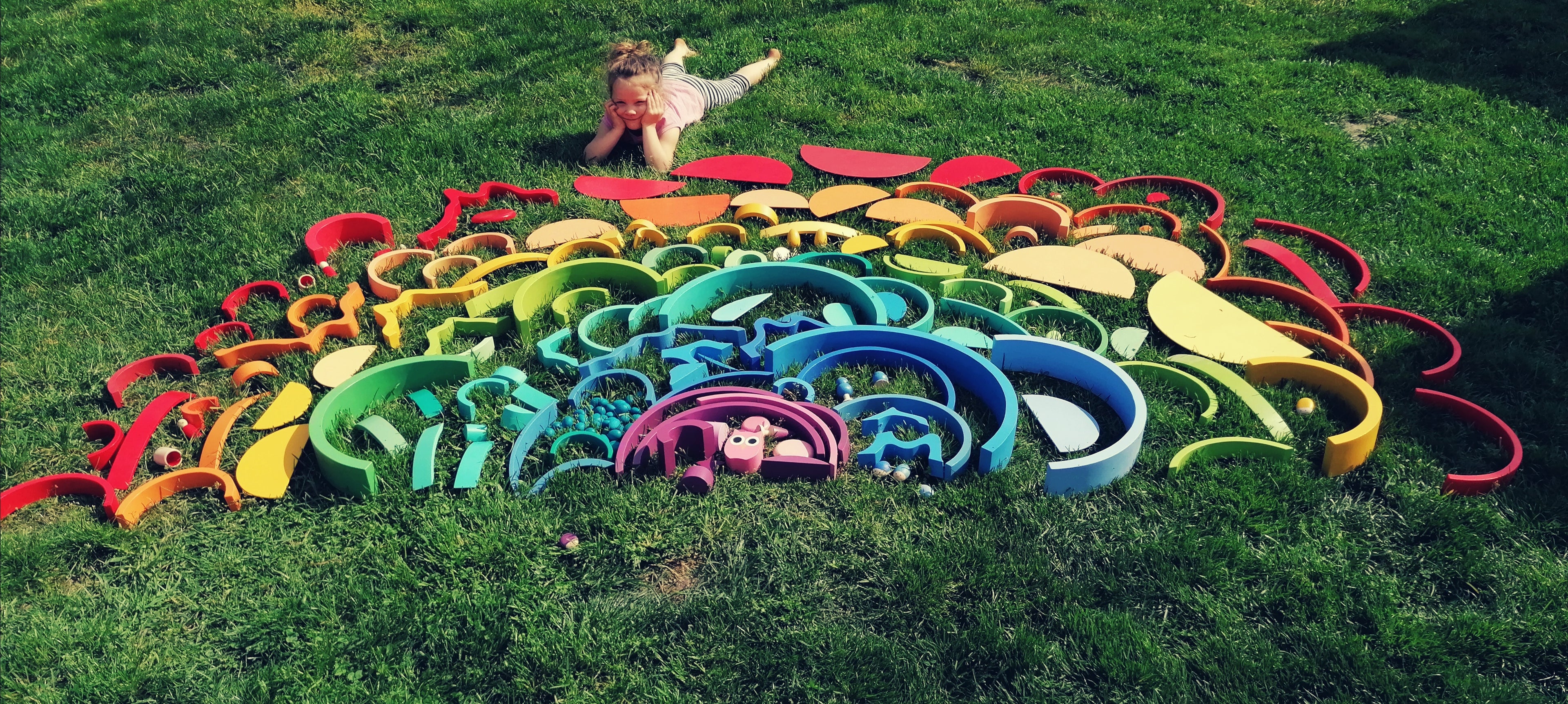 Riesengrosser Regenbogen aus Holzspielsachen